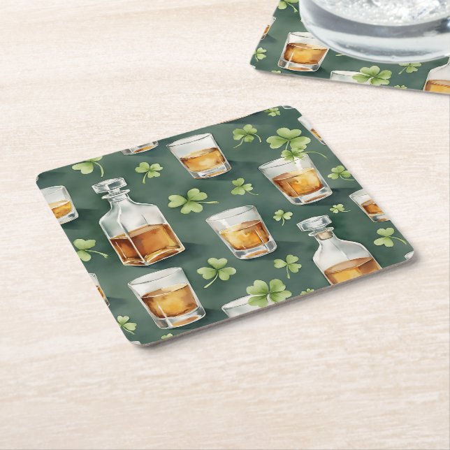 St. Patrick's Day Whiskey and Shamrocks Pattern Underlägg Papper Kvadrat (Vinklad)