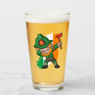 St patricks daytroll som baddar brandmanklicken glaskopp