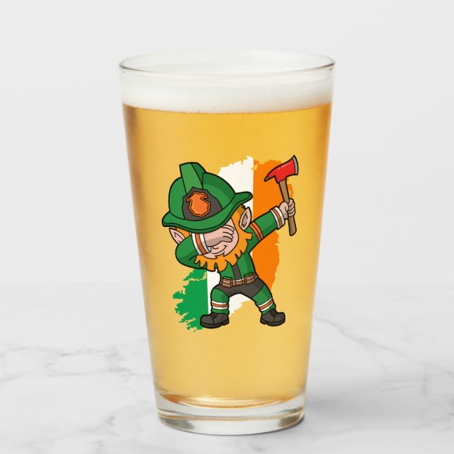 St patricks daytroll som baddar brandmanklicken glaskopp (Framsida fylld)