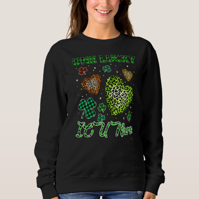 St Patricks One Lucky Icu Nurse Buffalo Leopard He T Shirt (Framsida)
