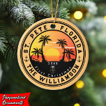 St. Pete Beach Florida Retro Sunset Handflatan Trä Julgransprydnad Keramik<br><div class="desc">Pete Beach Florida Vintage 60-tal Souvenirs. 60-årsjubileet Pete Beach Florida - Retro Tropical Handflatan Träd gör en underbar julklapp eller födelsedagspresent till fläkt på St. Pete Beach-stranden. Rundsommarbesöket är en gåva till perfekten älskare och det tropiska destinationsorten fläkt. - Du kan anpassa mallen till kostym. Ändra texterna längst fram och...</div>