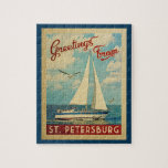 St Petersburg segelbåtvintage resor Florida Pussel<br><div class="desc">Detta presenterar hälsningar från nautisk design för den St Petersburg Florida vintage resor en fartygsegling på vatten med fiskmåsar,  och en blå himmel som fylls med ursnygg pösig vit,  fördunklar.</div>