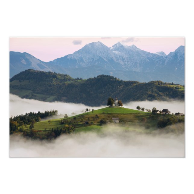 St. Thomas kyrka med berg i Slovenien-foto Fototryck (Framsidan)