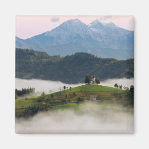 St Thomas kyrka och berg i den Slovenien magneten Magnet