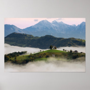St. Thomas kyrka och bergen i Slovenien poster