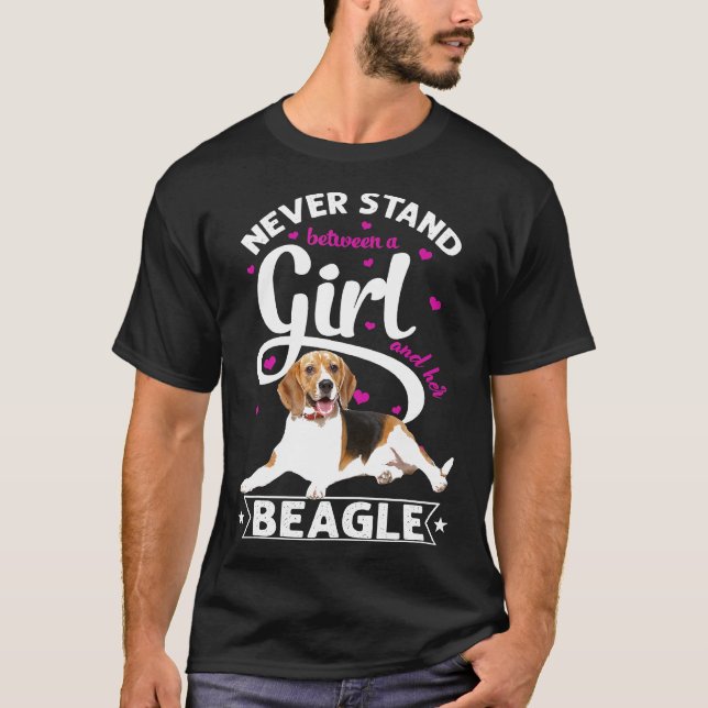 Stå aldrig mellan en flicka och hennes beagle. t shirt (Framsida)