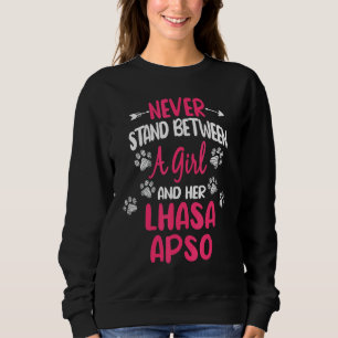 Stå aldrig mellan en flicka och hennes Lhasa Apso- T Shirt