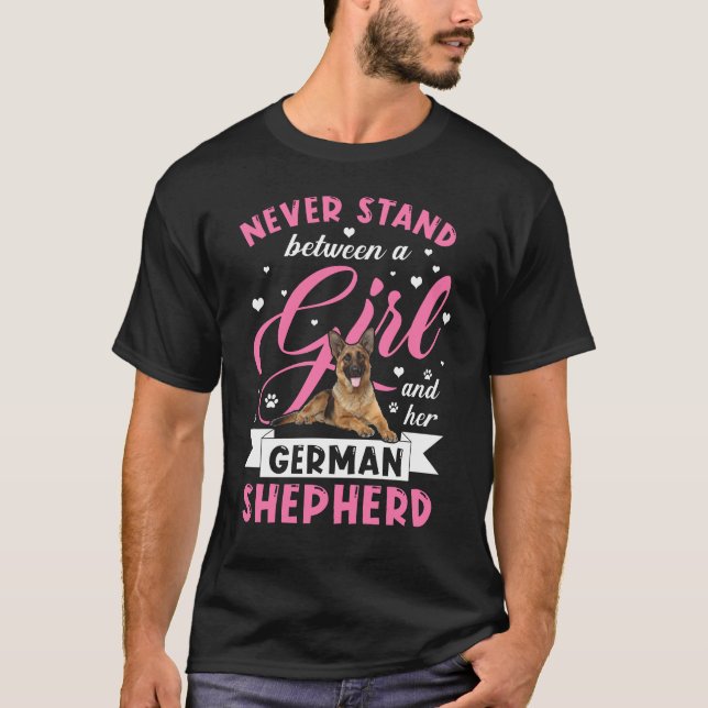 Stå aldrig mellan en flicka och hennes tyska sheph t shirt (Framsida)