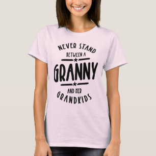 Stå aldrig mellan en granni och hennes Barnbarn T Shirt