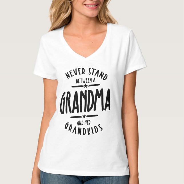 Stå aldrig mellan en mormor och hennes Barnbarn T Shirt (Framsida)