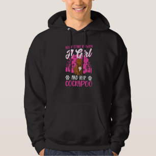 Stå Aldrig Mellan En Tjej Och Hennes Cockapoo   Hoodie
