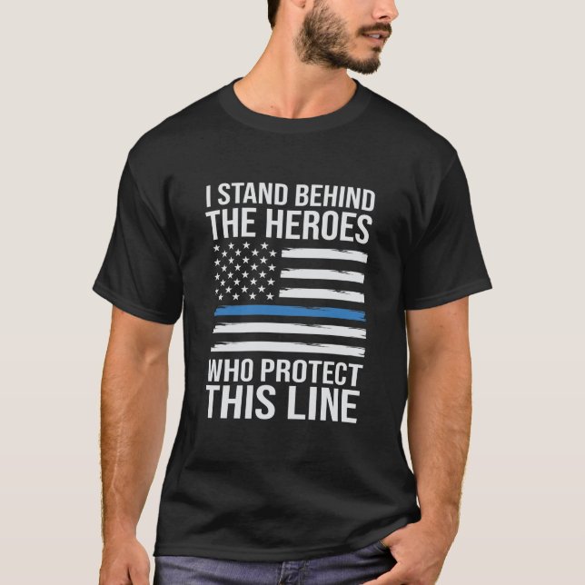 Stå bakom de hjältar som skyddar denna linje t shirt (Framsida)