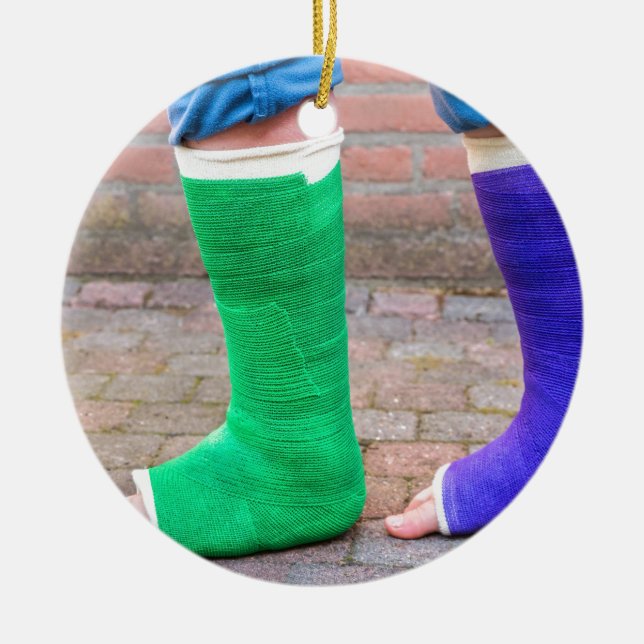 Stå barn med två färgrika gypsumben julgransprydnad keramik (Framsidan)