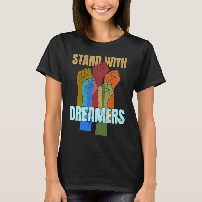 Stå emot Dreamers support-DACA som vi alla tror T Shirt (Framsida)