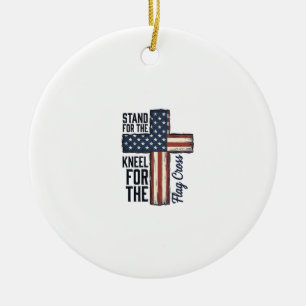 Stå för flaggan Böj knä för korsets skjortdesign Julgransprydnad Keramik
