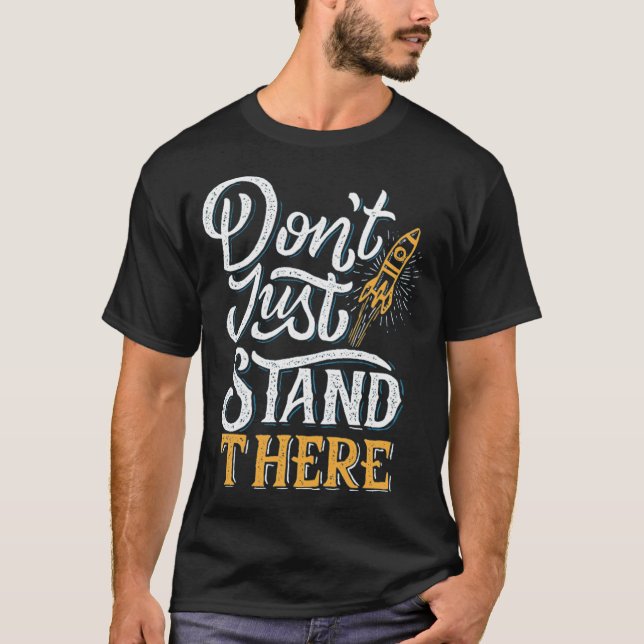 stå inte bara där t shirt (Framsida)
