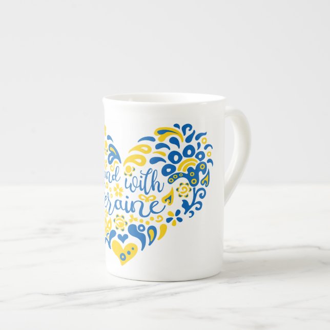 Stå med ukrainsk text och hjärta benporslin mugg (Framsida höger)