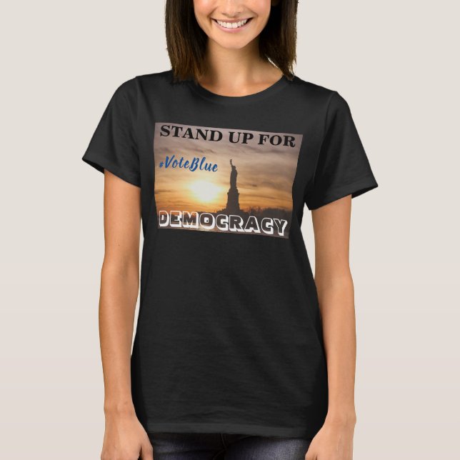 STÅ UPP FÖR DEMOKRATI #VoteBlue T-Shirt (Framsida)