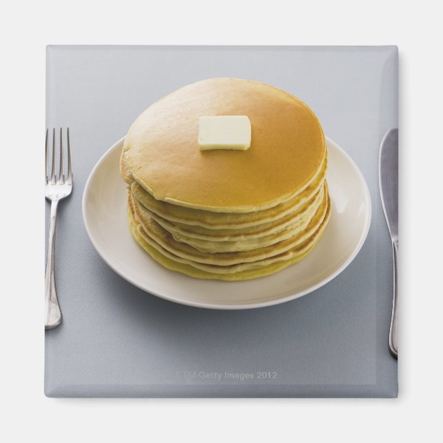 Stack av pannkakor med smör på en platta magnet (Framsidan)