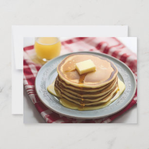 Stack av pannkakor på plattor täckta med sirap vykort