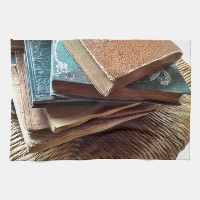 Stack i bokar på den gamla stolen kökshandduk (Horisontell)