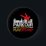 Staden är min lekplats parkour och Freerunning Knapp<br><div class="desc">Staden är min lekplats. Lönsam och humoristisk design för dem som kärlek parkour och freerunning. Coolans vintage och nödlidande designvaror för outdoorsier. Perfekt för dem som kärlekar utomhusaktiviteter och extrem idrott. Underbar julklapp och födelsedagspresent till far,  bror,  son,  barnson,  pojkvän eller vän.</div>