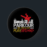 Staden är min lekplats parkour och Freerunning Knapp<br><div class="desc">Staden är min lekplats. Lönsam och humoristisk design för dem som kärlek parkour och freerunning. Coolans vintage och nödlidande designvaror för outdoorsier. Perfekt för dem som kärlekar utomhusaktiviteter och extrem idrott. Underbar julklapp och födelsedagspresent till far,  bror,  son,  barnson,  pojkvän eller vän.</div>