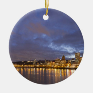 Staden ljus återspeglas i floden Willamette. Julgransprydnad Keramik