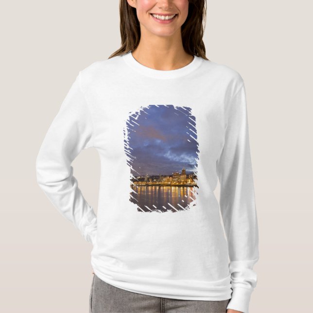 Staden ljus återspeglas i floden Willamette. T Shirt (Framsida)