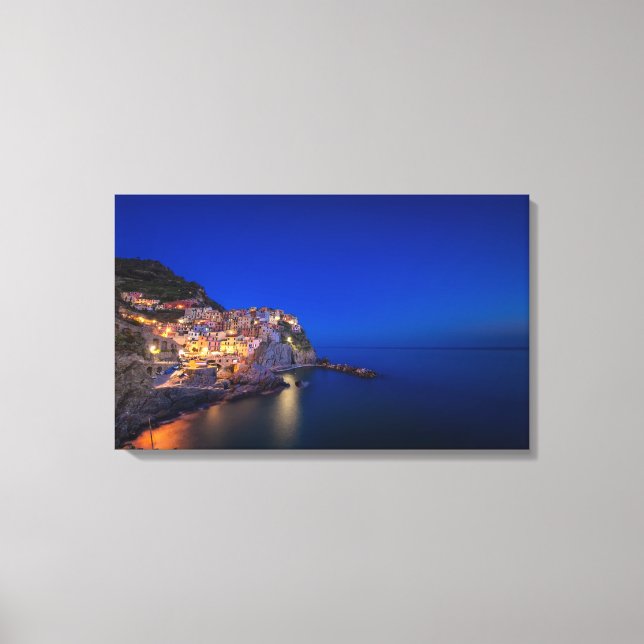 Staden Manarola i Cinque Terre på kvällen Canvastryck (Framsida)