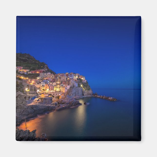 Staden Manarola i Cinque Terre på kvällen Magnet (Framsidan)