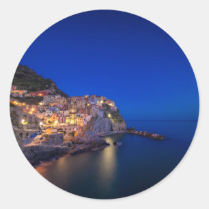 Staden Manarola i Cinque Terre på kvällen Runt Klistermärke