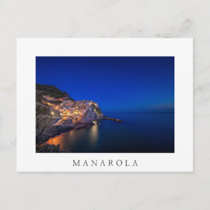 Staden Manarola i Cinque Terre på kvällen Vykort