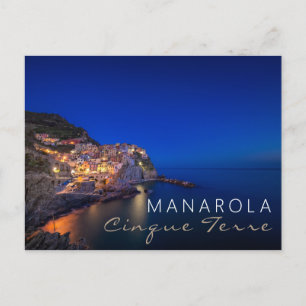Staden Manarola i Cinque Terre på kvällen Vykort