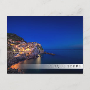 Staden Manarola i Cinque Terre på kvällen Vykort
