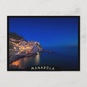 Staden Manarola i Cinque Terre på kvällen Vykort