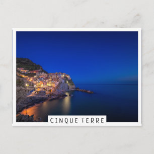 Staden Manarola i Cinque Terre på kvällen Vykort