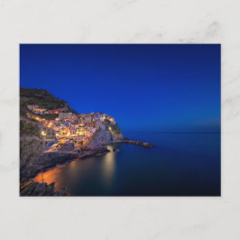 Staden Manarola i Cinque Terre på kvällen Vykort