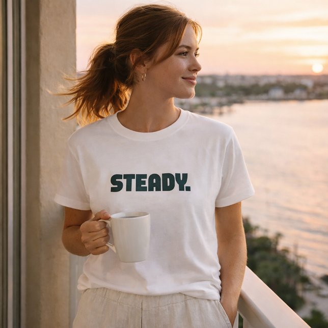 Stadig Minimal Typografi T-Shirt (Skapare uppladdad)