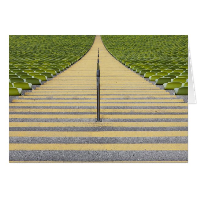 Stadiontrappan between ror av grönt placerar hälsningskort (Framsidan Horizontal)