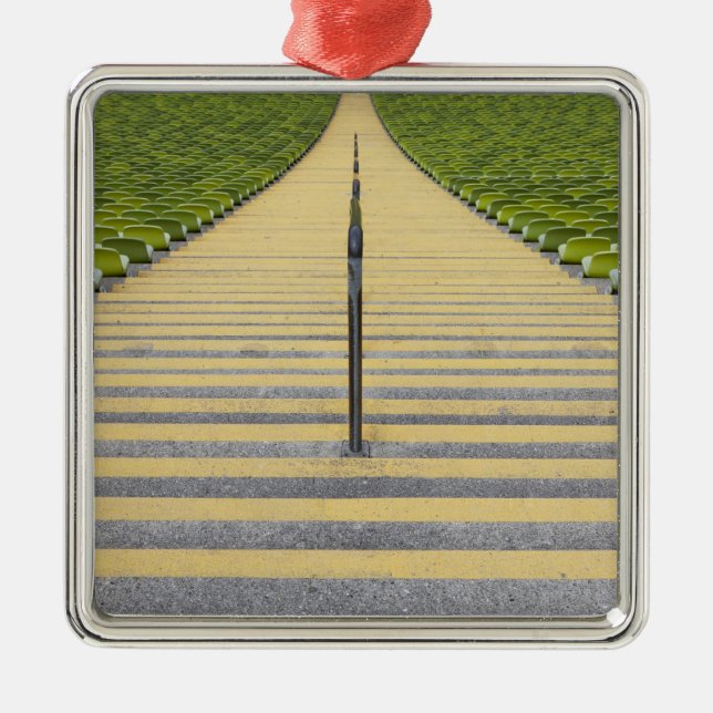 Stadiontrappan between ror av grönt placerar julgransprydnad metall (Framsidan)