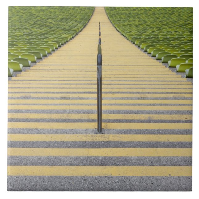 Stadiontrappan between ror av grönt placerar kakelplatta (Framsidan)