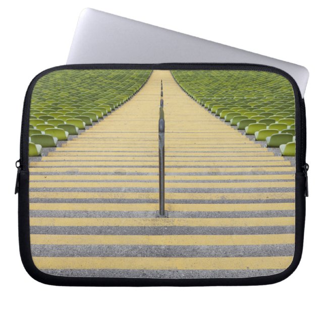 Stadiontrappan between ror av grönt placerar laptop fodral (Framsidan)