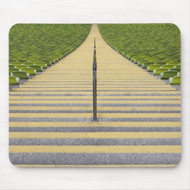 Stadiontrappan between ror av grönt placerar musmatta (Framsidan)