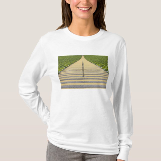 Stadiontrappan between ror av grönt placerar tee shirt (Framsida)