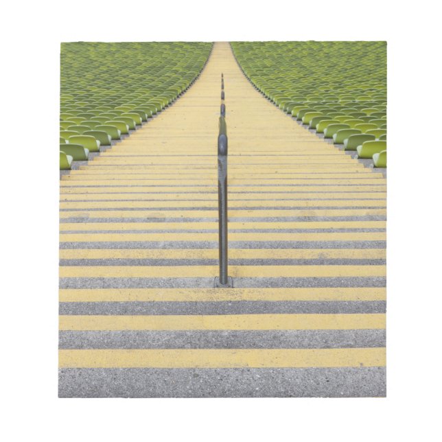 Stadiumtrappor mellan sätesrader i grönt anteckningsblock (Framsida)