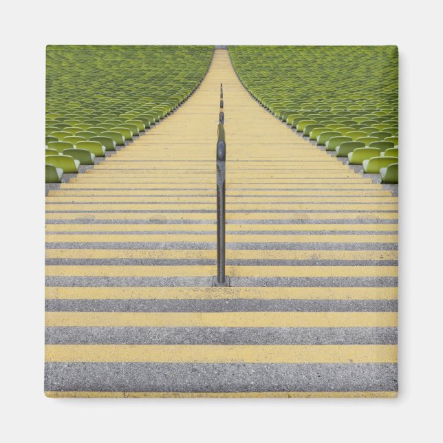 Stadiumtrappor mellan sätesrader i grönt magnet (Framsidan)