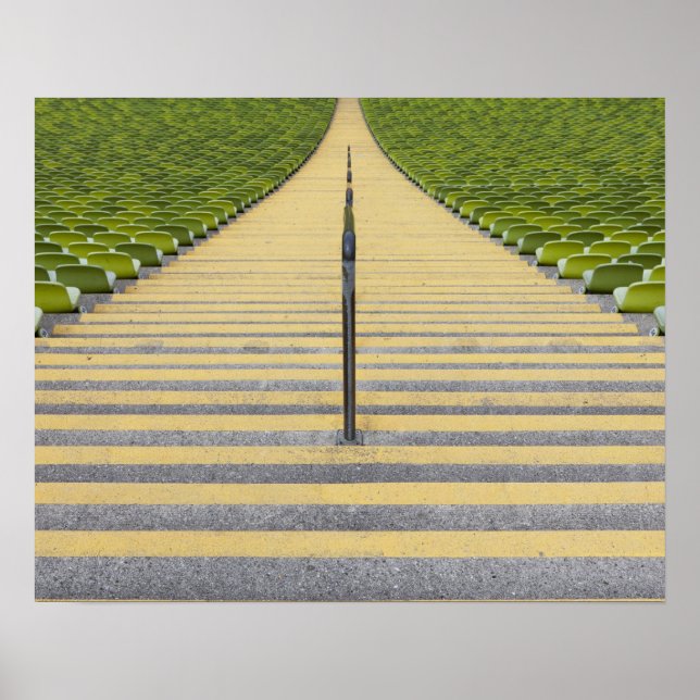 Stadiumtrappor mellan sätesrader i grönt poster (Framsidan)