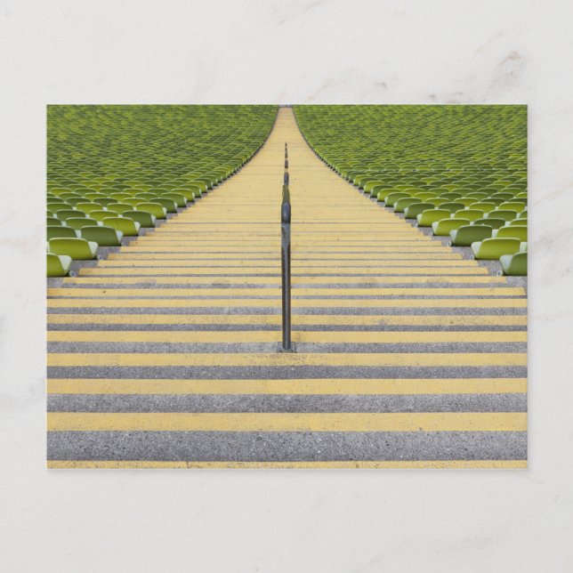 Stadiumtrappor mellan sätesrader i grönt vykort (Framsida)