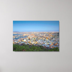 Stadsbild från toppen av Signal Hill i skymningen Canvastryck